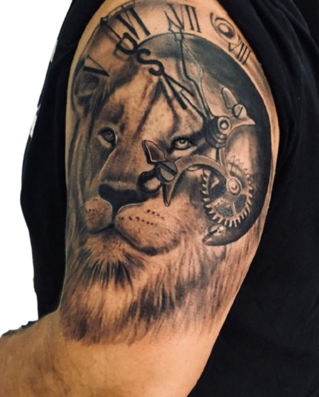 Tatuaje realista de león con reloj